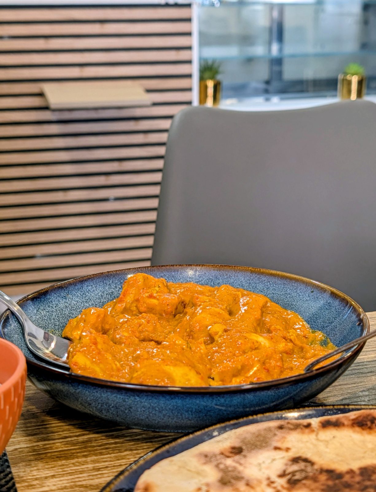 Butter chicken et naan servis au restaurant ZAFRAN, 34 rue de la Bonneterie à Avignon