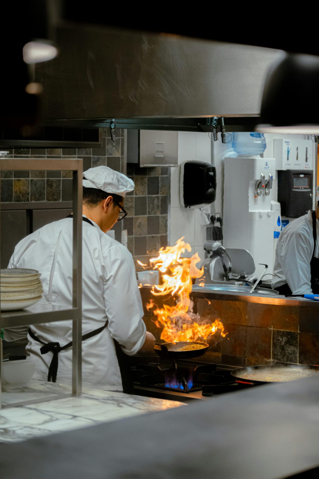 Le chef Zahir et la cuisinière Shokoria aux fourneaux du restaurant ZAFRAN à Avignon